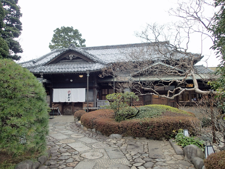 玄関（左の入母屋造りが来客用で右側が内玄関）