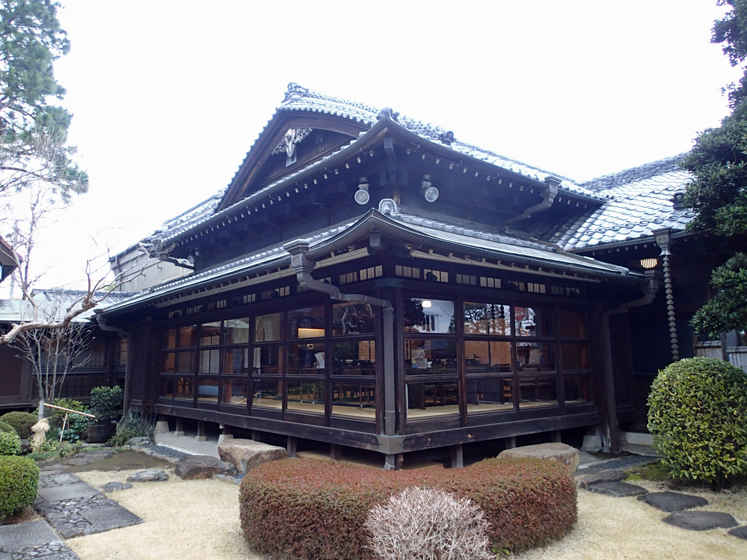 庭園から座敷を見る、屋根が重層になっているが、平屋建てである