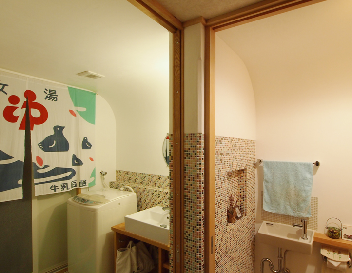トイレ→廊下→洗面脱衣室と連続するタイル、漆喰壁の出隅の大面取りに昭和ロマンのこだわりが…