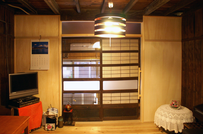 新たにできた６帖の居間、大阪格子とその両側が新設の耐力壁