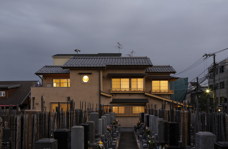 隣のお寺の墓地からの眺め